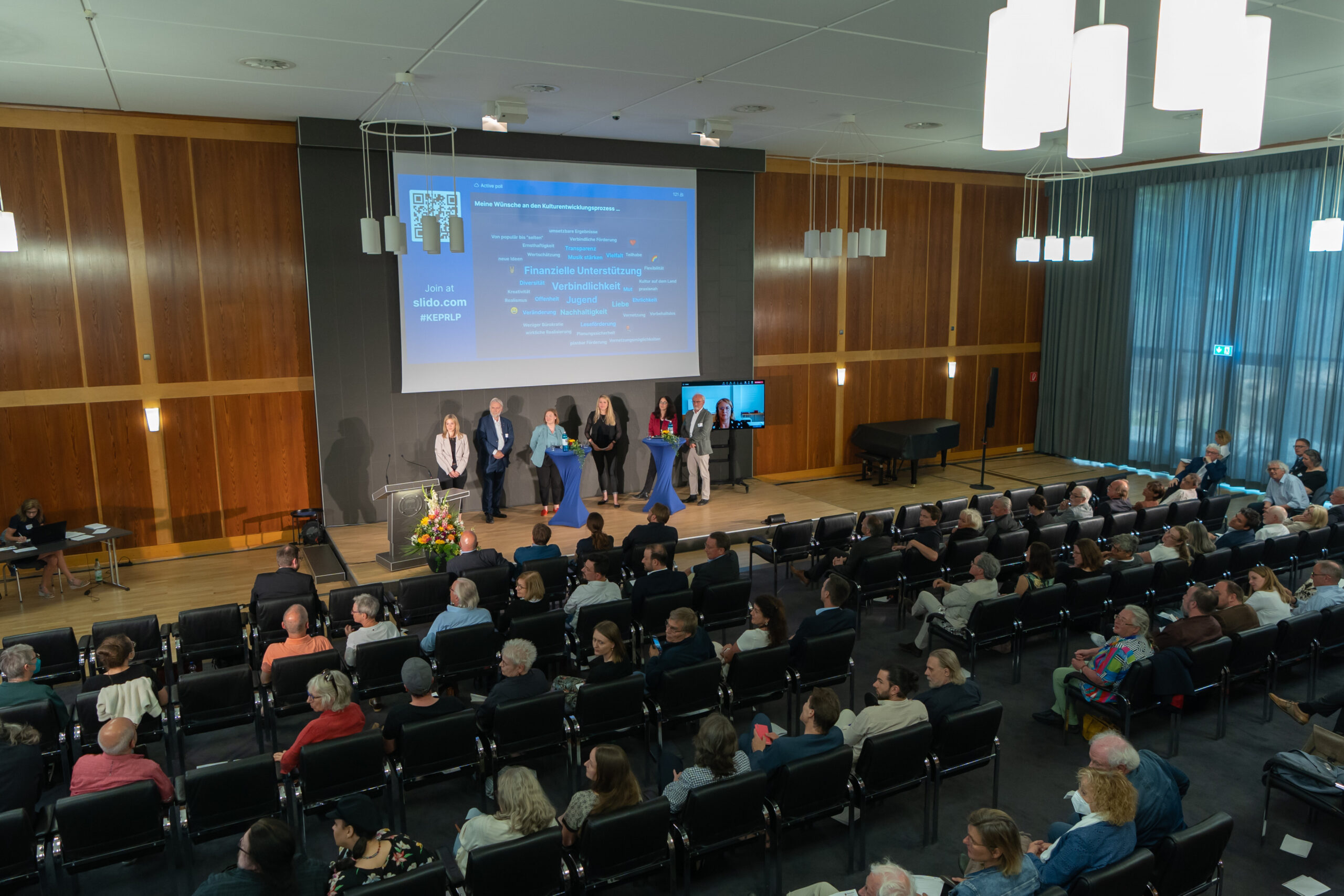 Blick auf das Podium zur Auftaktveranstaltung der Kulturentwicklungsplanung in Rheinland-Pfalz