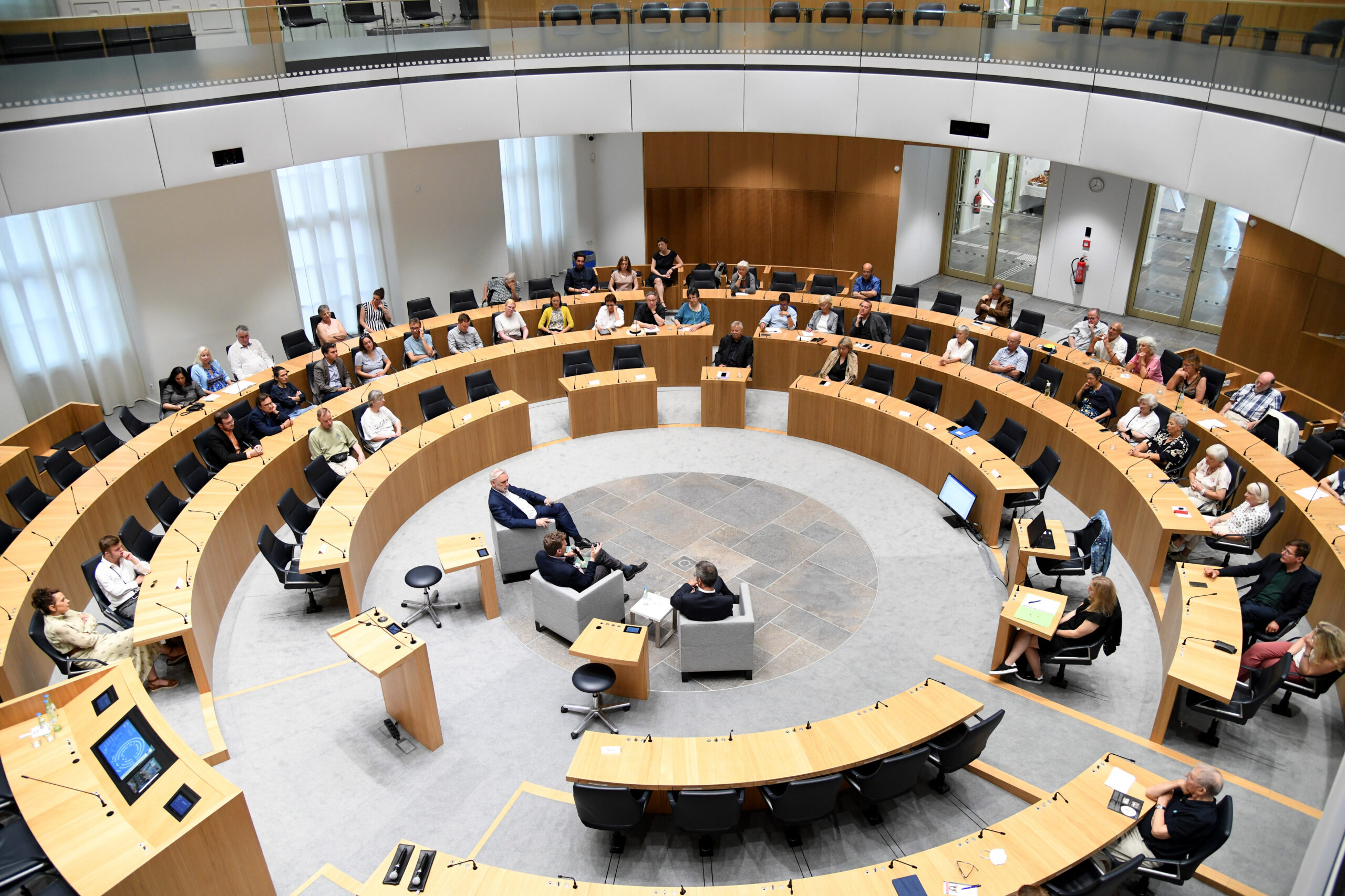 Blick von oben auf die Diskussionsrunde zur Hoffnungsmaschine im Landtag in Mainz