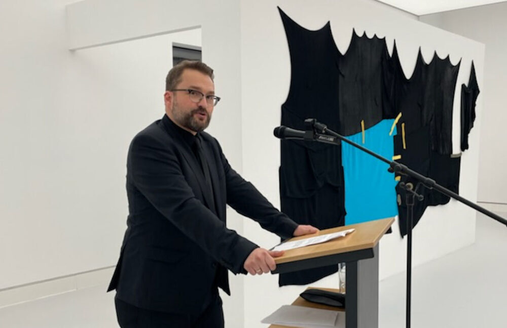 Carsten Schneider-Wiederkehr, der Geschäftsführer des Berufsverbands Bildender Künstlerinnen und Künstler Rheinland-Pfalz im Bundesverband e.V. redet bei der Eröffnung der Flux4Art