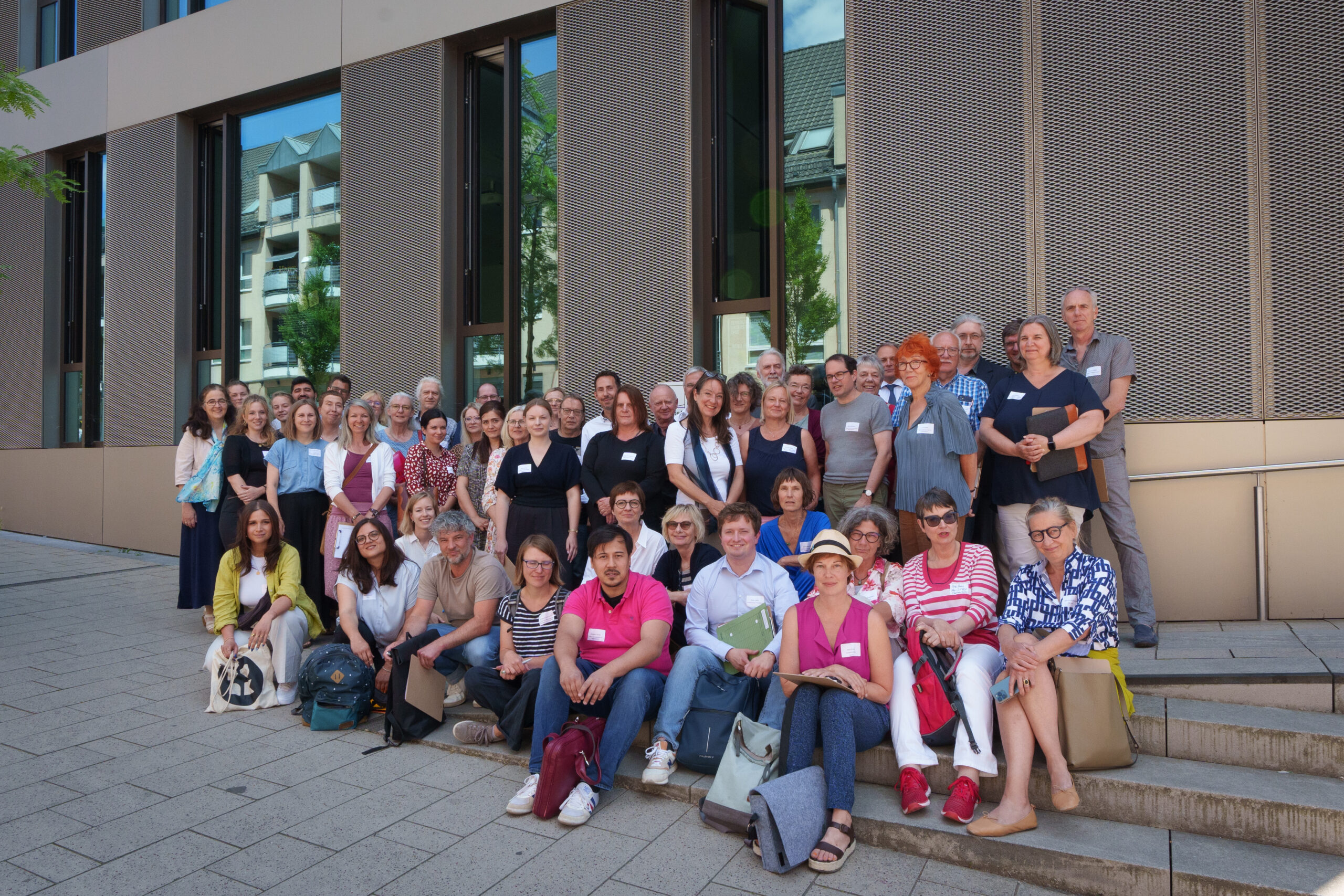 Gruppenbild mit den Teilnehmenden des Themenforums der Kulturentwicklungsplanung in Rheinland-Pfalz vor dem Gebäude des Weiterbildungszentrums in Ingelheim