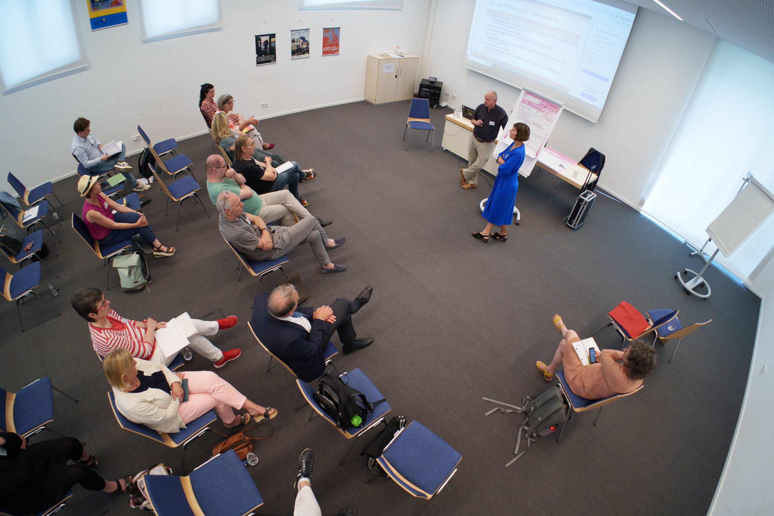 Blick von oben auf die Diskussionsrunde zur Kulturellen Bildung im Themenforum der Kulturentwicklungsplanung in Rheinland-Pfalz mit der Referentin Christina Biundo im blauen Kleid