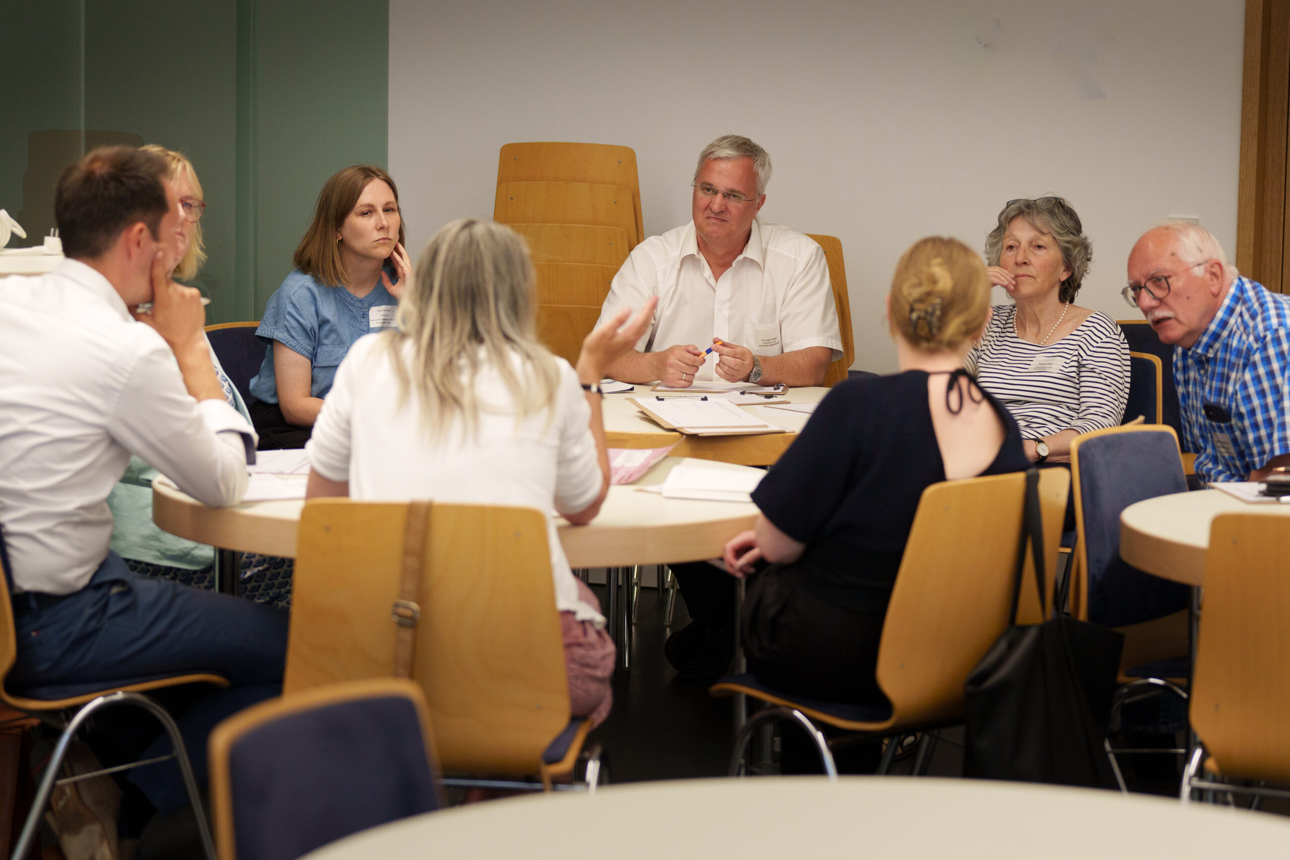 Diskussionsrunde des vierten Themenforums der Kulturentwicklungsplanung in Rheinland-Pfalz. Man diskutiert lebhaft und sitzt um einen runden Tisch. Es sind drei Männer und fünf Frauen