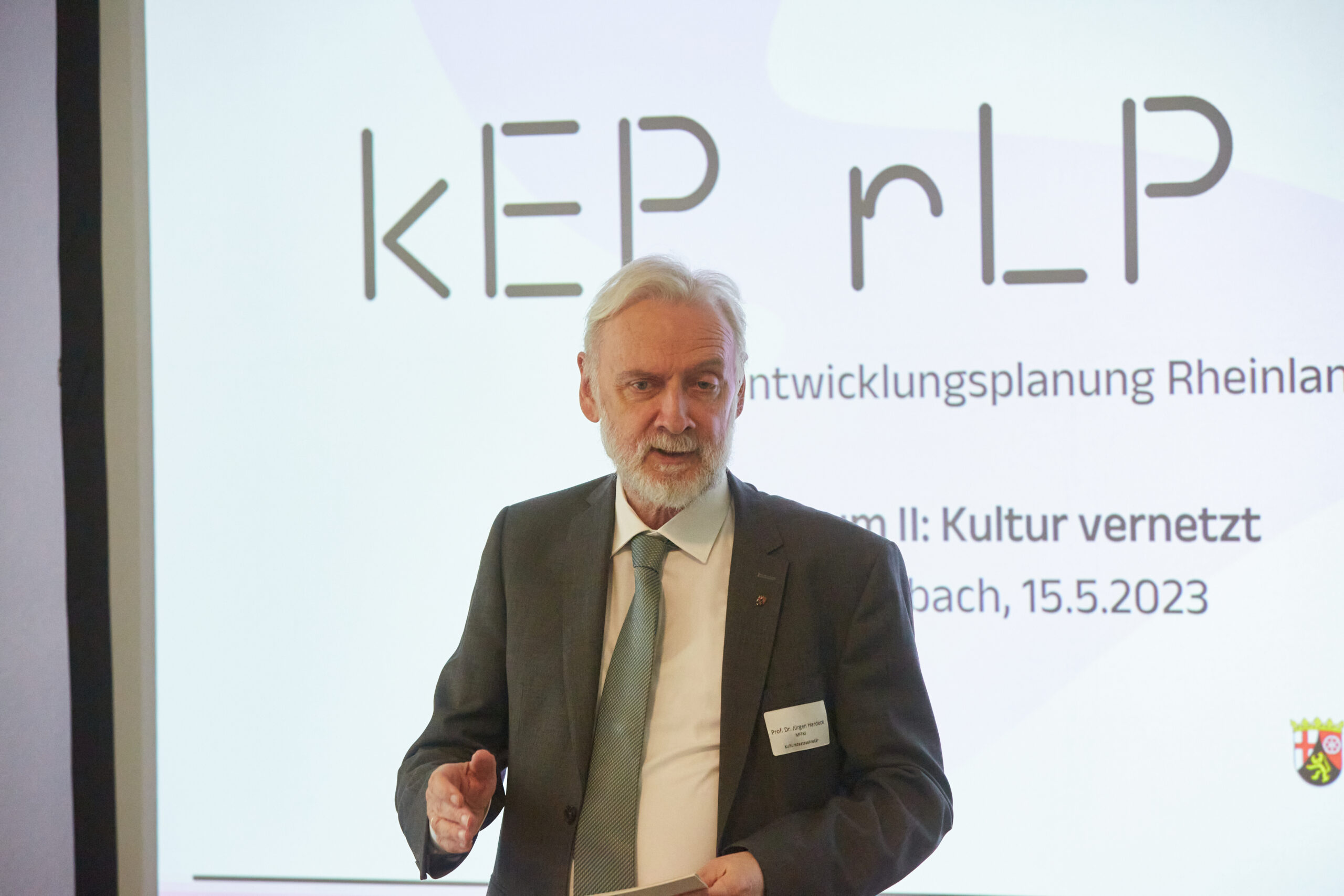 Staatssekretär Prof. Dr. Jürgen Hardeck begrüßt die Teilnehmenden des zweiten Themenforums der Kulturentwicklungsplanung