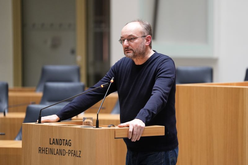 Nils Minkmar am Rednerpult im Landtag Rheinland-Pfalz während seiner Rede im Rahmen der Veranstaltung "Hoffnungsmaschine"