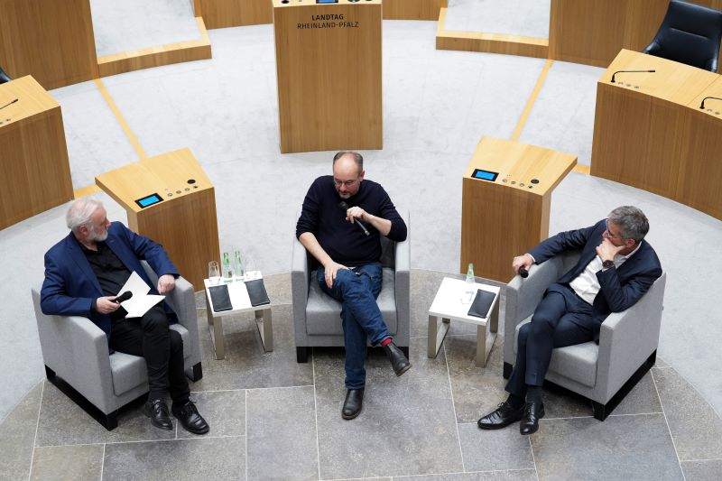 Kulturstaatssekretär Hardeck, Nils Minkmar und Landtagspräsident Hering von oben beim Gespräch gesehen