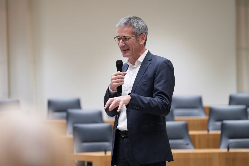 Landtagspräsident Hering begrüßt zur Hoffnungsmaschine im Landtag Rheinland-Pfalz